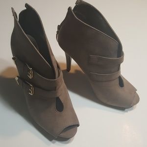 GUESS Women's dress shoes